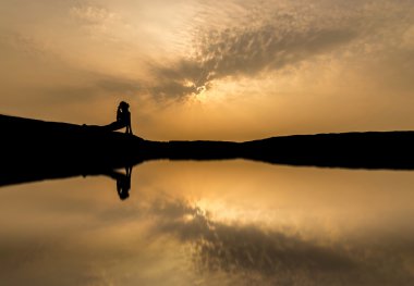 Yoga oynarken siluet kadın