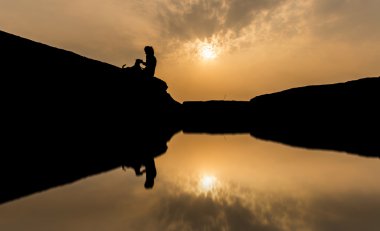 Yoga oynarken siluet kadın