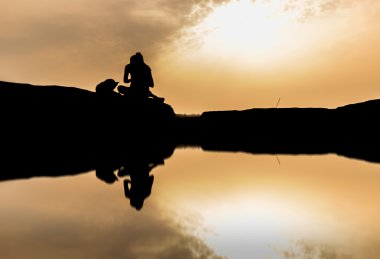 Yoga oynarken siluet kadın