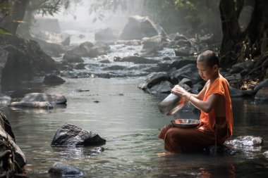 Acemi onun konteyner River yıkıyor. Sangkhom, Nong khai, Thailand.