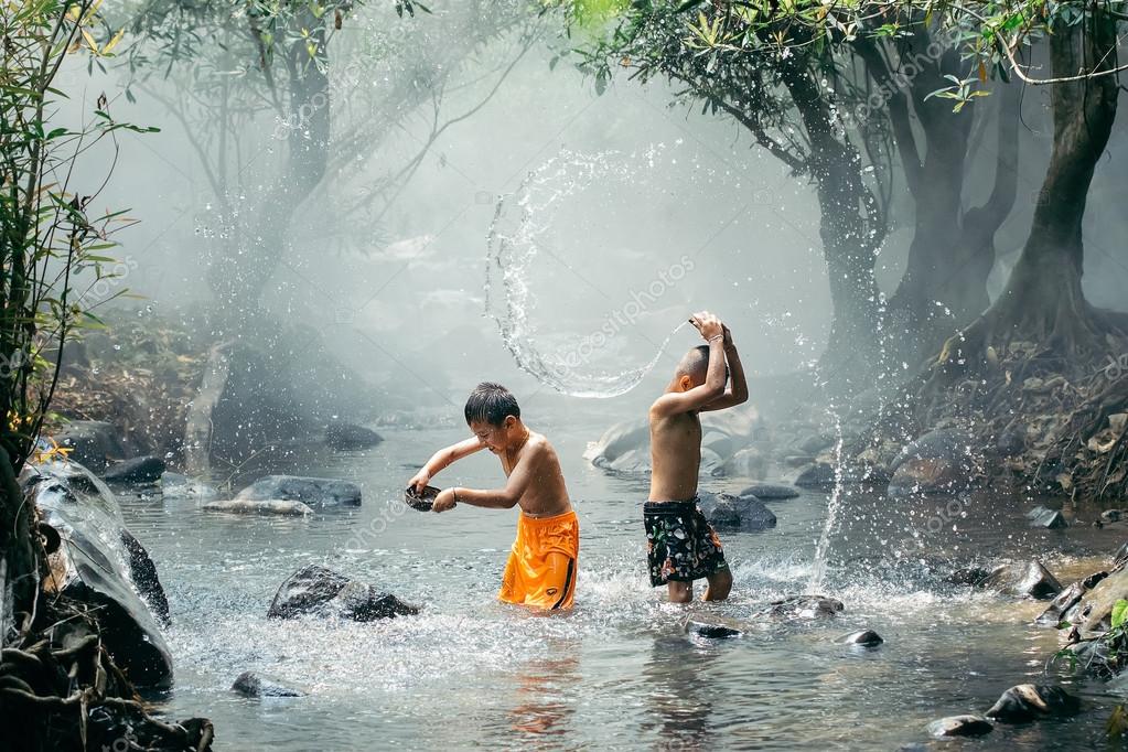 Resultado de imagen de Imagenes de niÃ±os jugando con el agua