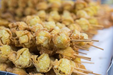 Kızarmış köfte yemek