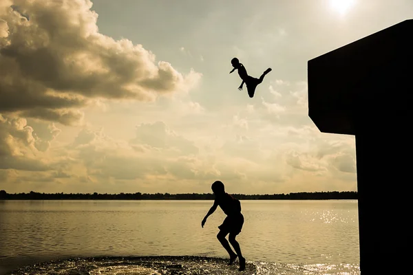 Wolność dzieci skok — Zdjęcie stockowe