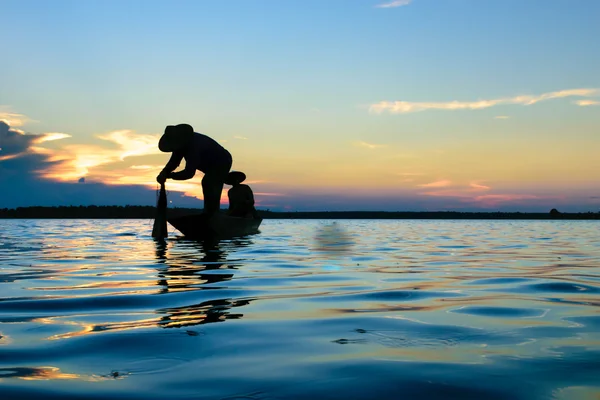 Риболовля під час заходу сонця — стокове фото