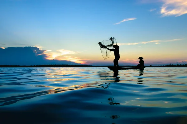 Fiskare fiske sunset — Stockfoto