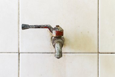 Eski musluk eski banyo