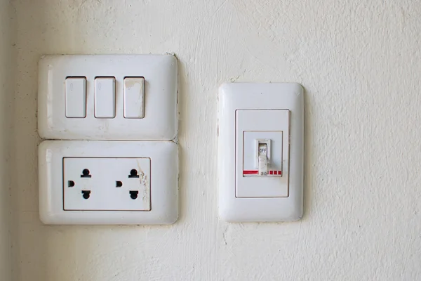 Viejos enchufes e interruptores — Foto de Stock