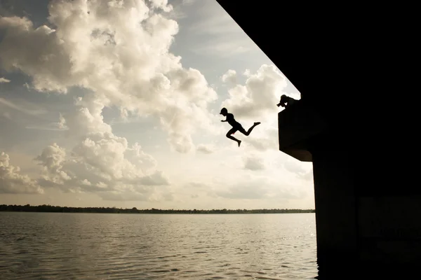 Kinder springen ins Wasser — Stockfoto