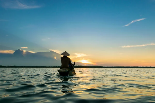 Rybář se rybolov řeky při západu slunce — Stock fotografie