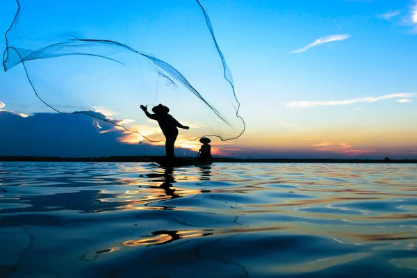 Mężczyzna Fisher podczas zachodu słońca — Zdjęcie stockowe