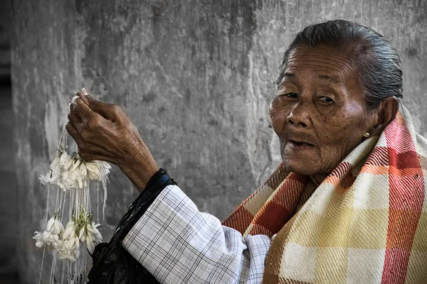 Velha Mulher Mianmar Está Vendendo Flores — Fotografia de Stock