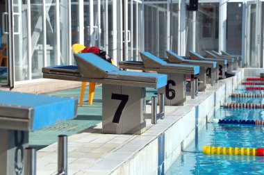 Curbstone havuza atlamak için