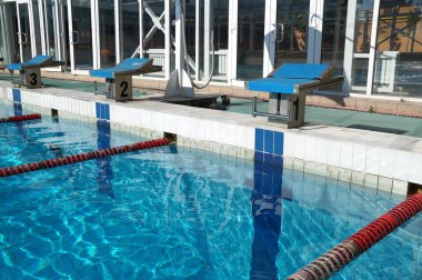 Curbstone havuza atlamak için