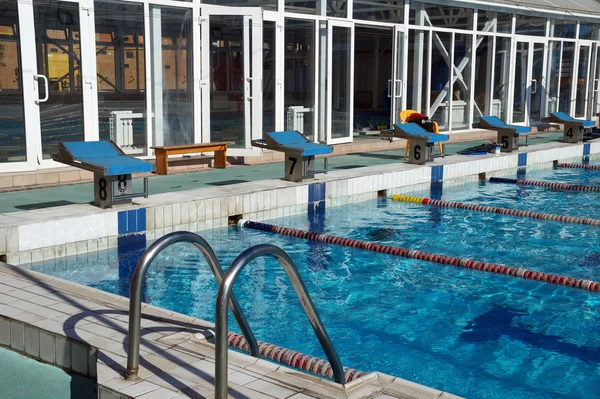 Curbstone havuza atlamak için