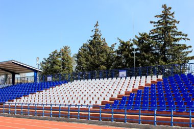 Tribün koltukları, küçük bir stadyum ile