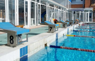 Curbstone havuza atlamak için