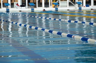 Bölücüler yolların büyük Yüzme Havuzu