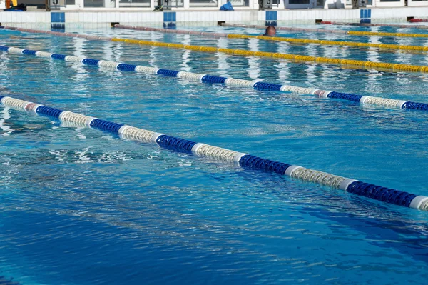 Wegweiser im großen Schwimmbad — Stockfoto