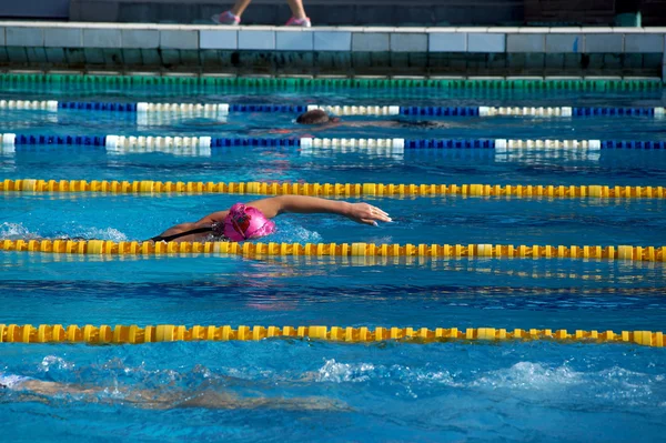Schwimmerin im Becken — Stockfoto