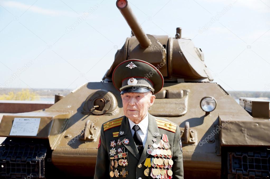 дед танкист. пожилой танкист. ветеран у танка. дед танкист. ветеран танкист.
