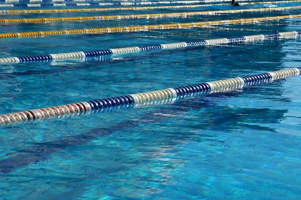 Wegweiser im großen Schwimmbad — Stockfoto