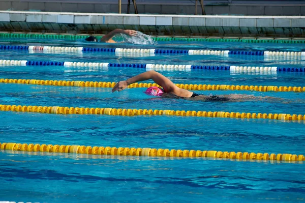 Menina nadadora na piscina — Fotografia de Stock