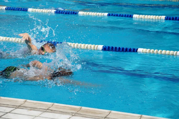 Heat of children in the swimming pool — Stock Photo, Image