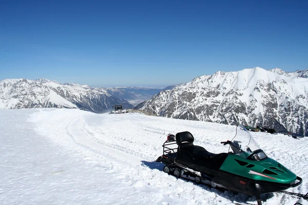 Motoslitta nelle montagne di Dombai — Foto Stock