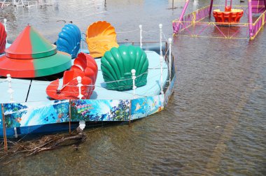 Dolgu üzerinde su dolu döner kavşak