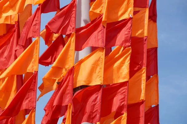 Feestelijke vlaggen van rode en oranje kleur — Stockfoto