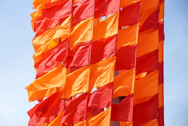 Drapeaux festifs de couleur rouge et orange — Photo