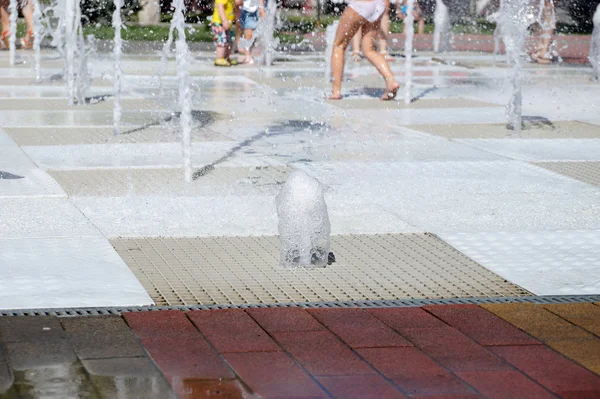 "街の広場に「ドライ」噴水 — ストック写真