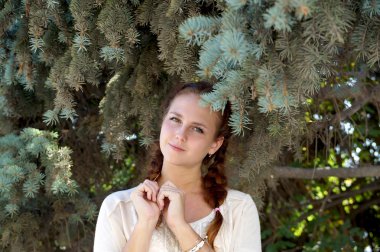 Kız Slav görünüm karşı bir köknar ağacı