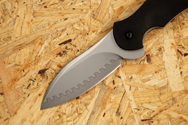 Kapesní nůž s čepelí z damascenské — Stock fotografie