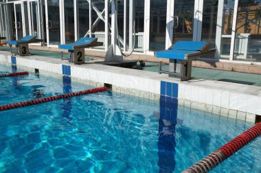 Curbstone havuza atlamak için