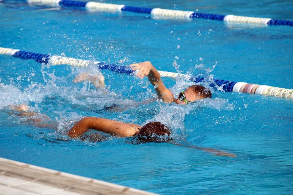 Hitze der Kinder im Schwimmbad — Stockfoto