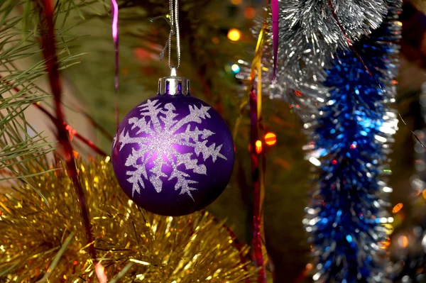 Brinquedo de abeto uma esfera com o floco de neve desenhado — Fotografia de Stock