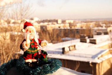 Bir mum bir elinde oyuncak Noel Baba