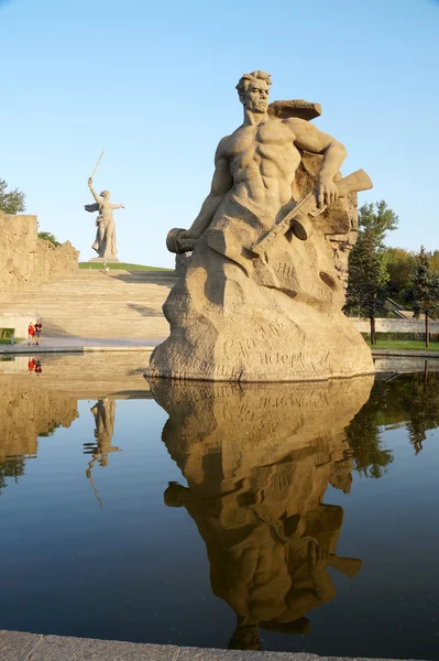 Pomnik "krok wstecz" na Mamayev Kurgan — Zdjęcie stockowe