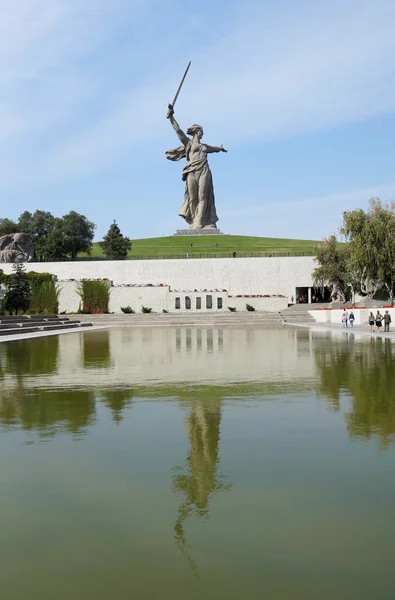 Größte Skulptur der Welt "Mutterland" auf Mamajew-Kurgan — Stockfoto