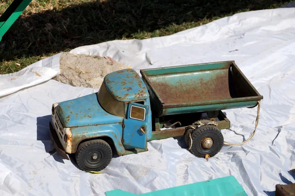 Oude speelgoed in de vorm van de truck — Stockfoto