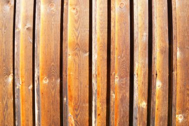 Evin duvarındaki tahta tahtalardan dekoratif panel.                               