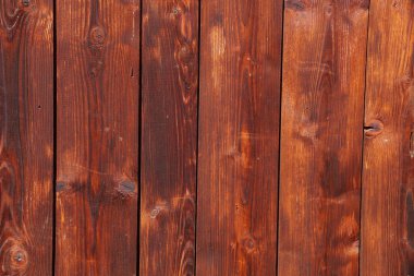 Evin duvarındaki tahta tahtalardan dekoratif panel.                               