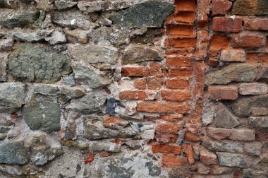 Ev duvarı elementi doğal bir taşla korunuyor.                              