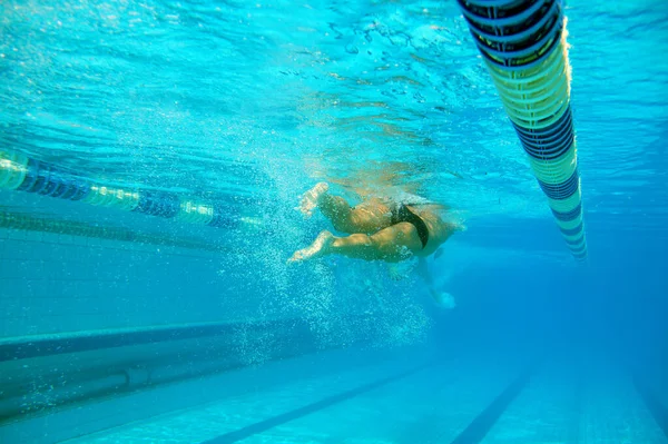 Κολυμβητής Στη Μεγάλη Εξωτερική Πισίνα — Φωτογραφία Αρχείου