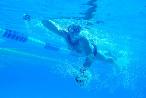 Nageur Dans Grande Piscine Extérieure — Photo