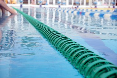 Büyük açık yüzme havuzundaki patikaların ayırıcıları.                               