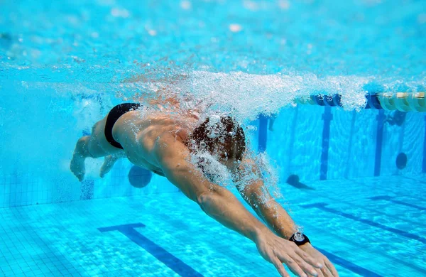 Nageur Dans Grande Piscine Extérieure — Photo