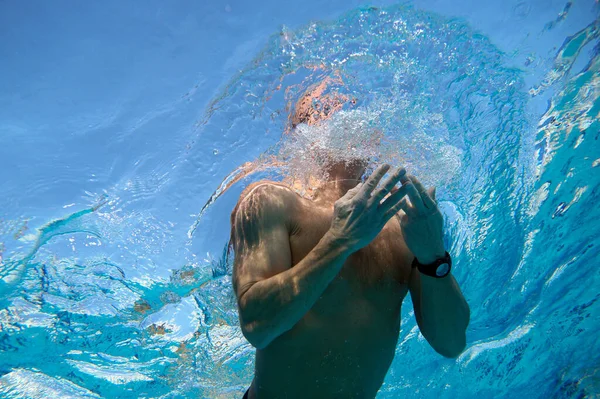 수영장에서 수영하는 사람들 — 스톡 사진