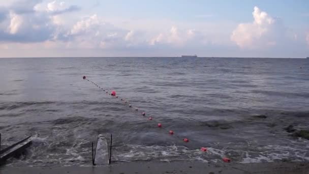 Nedstigning Vattnet Stranden Med Betongplatta Svarta Havet Nära Novorossiysk Ryssland — Stockvideo